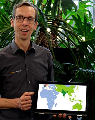 Christian Kübel, TDM Director Global Partner Sales mit Tablet.