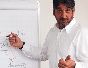 Fritz Lindenlaub, TDM Consultant und Senior Projektmanager mit Flipchart.