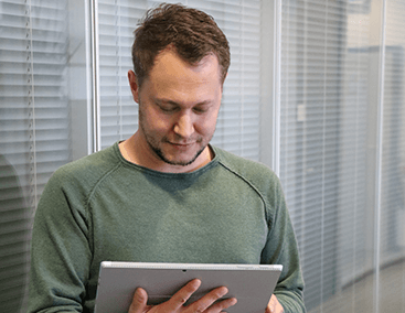 Michael Rudolf, Global Line Entwicklung Michael Rudolf, TDM Global Line Entwicklung mit Tablet.